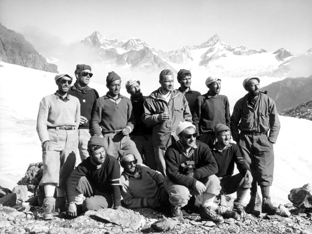 Guido Monzino con le guide del Cervino al Plateau Rosà