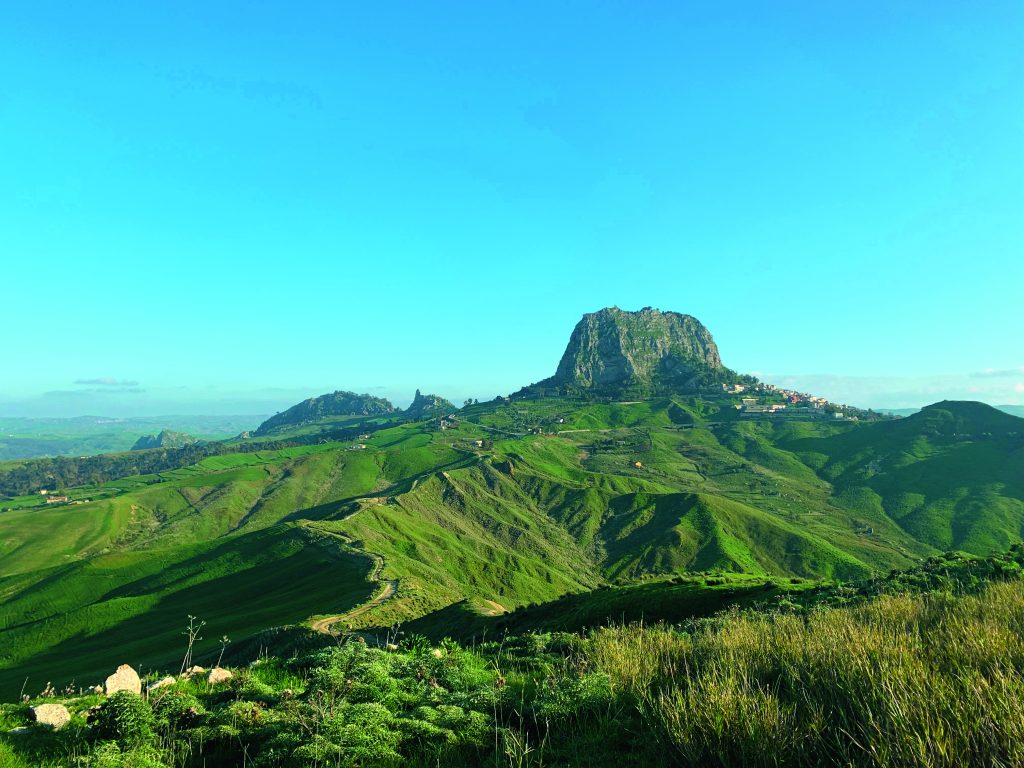 Lungo la sesta tappa, tra Cammarata
e Sutera. Foto ASSOCIAZIONE AMICI DEI CAMMINI FRANCIGENI DI SICILIA  