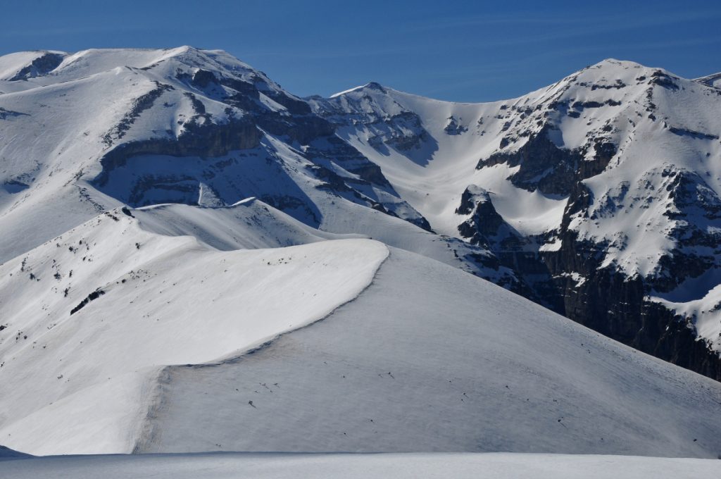 Il crinale innevato della Maiella, a sinistra il Focalone