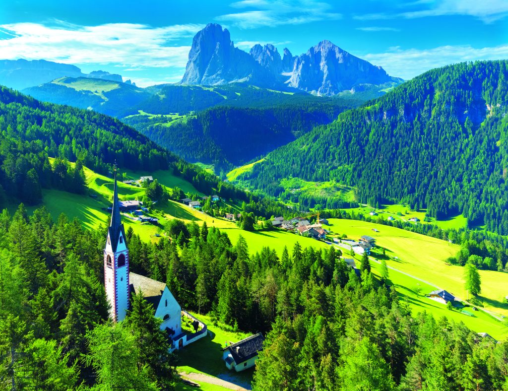 La piccola chiesa di San Giacomo (datata 1181) è la più antica della
Val Gardena. Foto Franco Cogoli