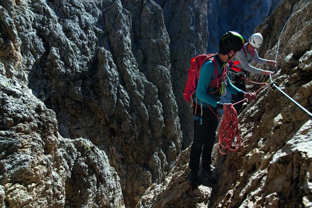 Traversata sulle
corde fisse, una delle
ultime migliorie apportate
alla via Normale. Foto Umberto Isman