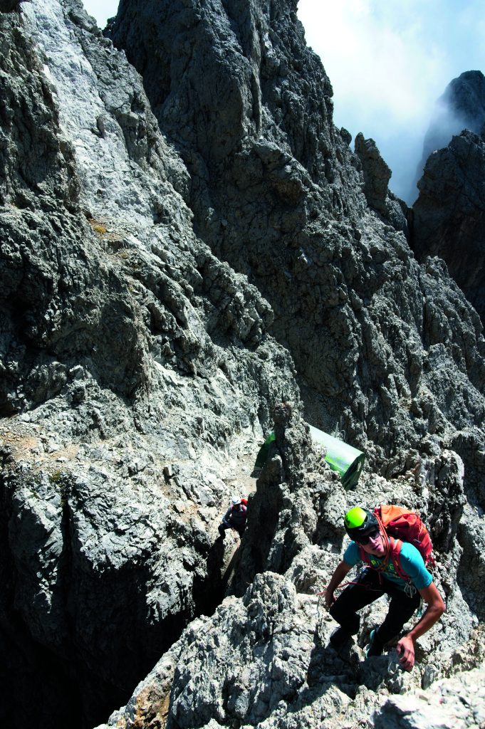 Appena sopra il bivacco
Reginaldo Giuliani
(3100 m), si supera
il passo più impegnativo
della scalata. Foto Umberto Isman