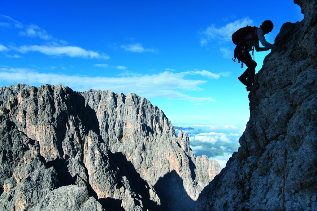 In arrampicata sugli speroni del Sassolungo. Foto Umberto Isman