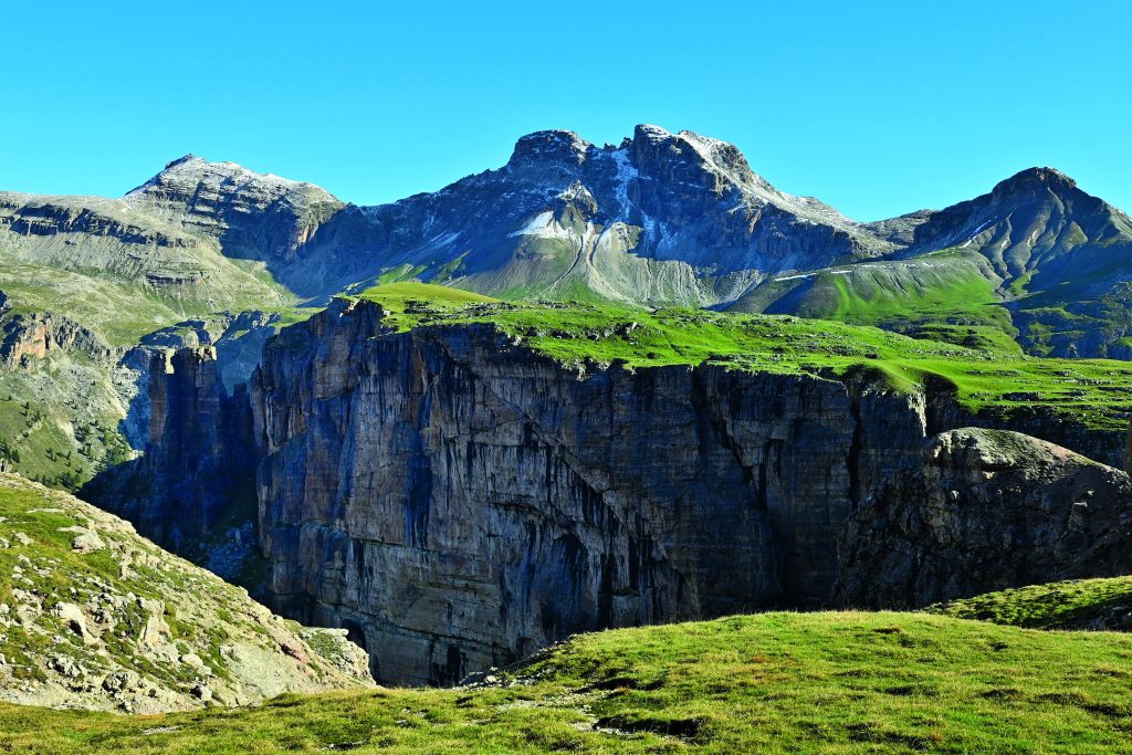 Le due cime del Piz de Puez (2913 m). La più frequentata è la Ovest, facilmente raggiungibile in un paio d’ore dal rifugio Puez. Foto Alberto Ceolan