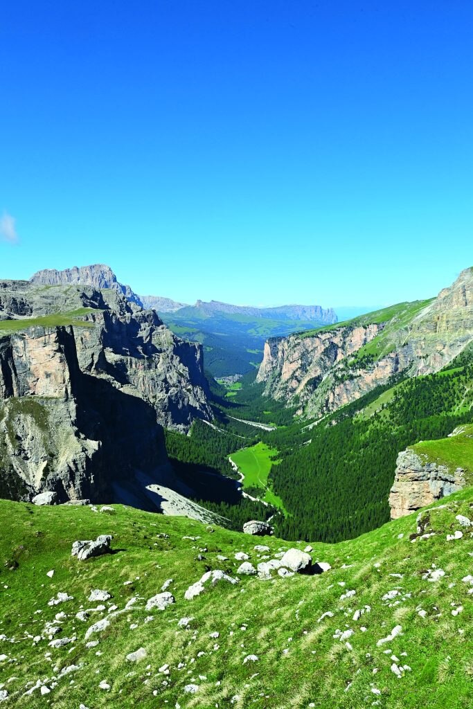 Due momenti della spettacolare discesa dal rifugio Puez a Selva. Foto Alberto Ceolan