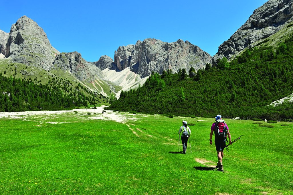 Escursionisti verso il rifugio Puez, che sorge sull’Alta Via delle Dolomiti n° 2, all’interno del Parco naturale Puez-Odle. Foto Alberto Ceolan