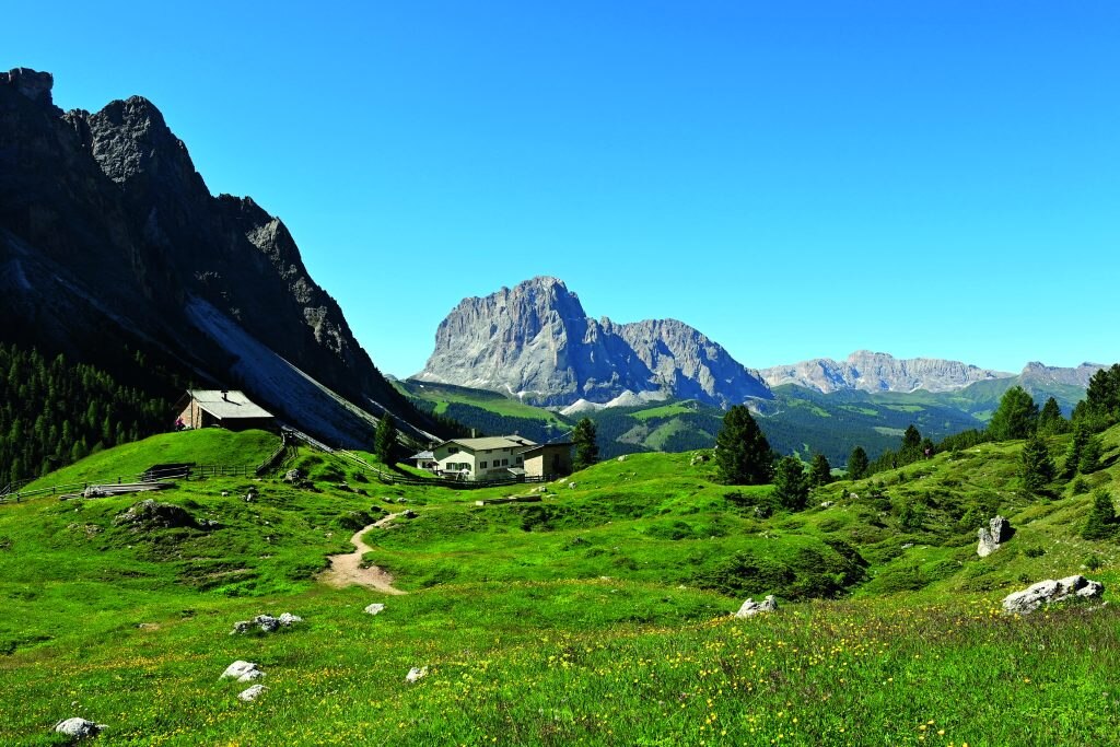 Il rifugio Firenze (2037 m) con lo sfondo di Sassolungo e Sasso Piatto. Foto Alberto Ceolan