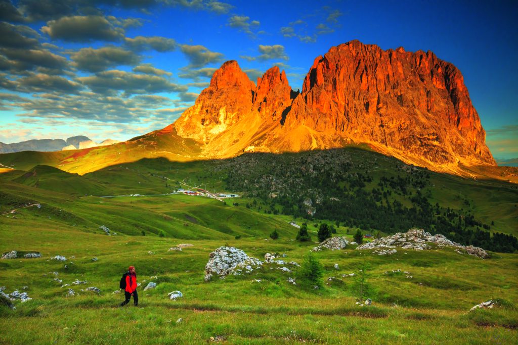 Dal punto di vista escursionistico, un classico, molto frequentato, è l’anello del Sassolungo
(vedi a pag. 52), che prende avvio al Passo Sella (2218 m, nella foto) per poi toccare il rifugio Demetz (2685 m; raggiungibile anche con la bidonvia), il Vicenza (2256 m) e il Comici (2153 m), da cui si rientra al passo. Foto Getty