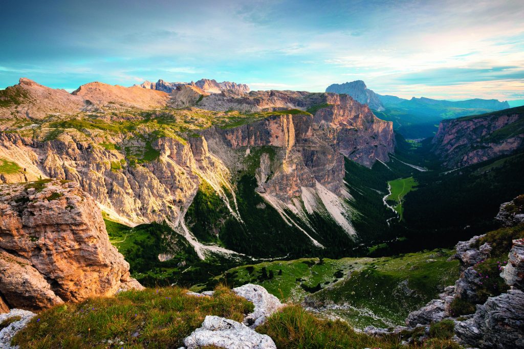 Laterale della Val Gardena, dalla quale si stacca all’altezza di Selva, la Vallunga è una delle porte d’accesso al Parco naturale Puez-Odle. Foto Alberto Perer/Alamy