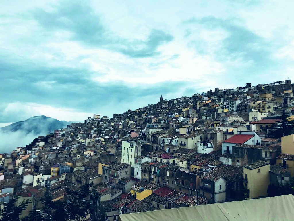 Le case di Prizzi e
il paesaggio tra Corleone e Prizzi. Foto AMICI DEI CAMMINI FRANCIGENI DI SICILIA - CAROLINA ORLANDI