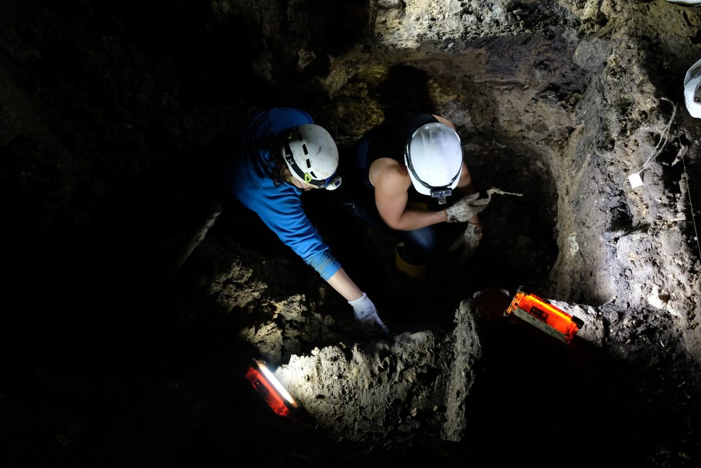 Discussione sulla metodologia di scavo - Foto Massimo Arvali