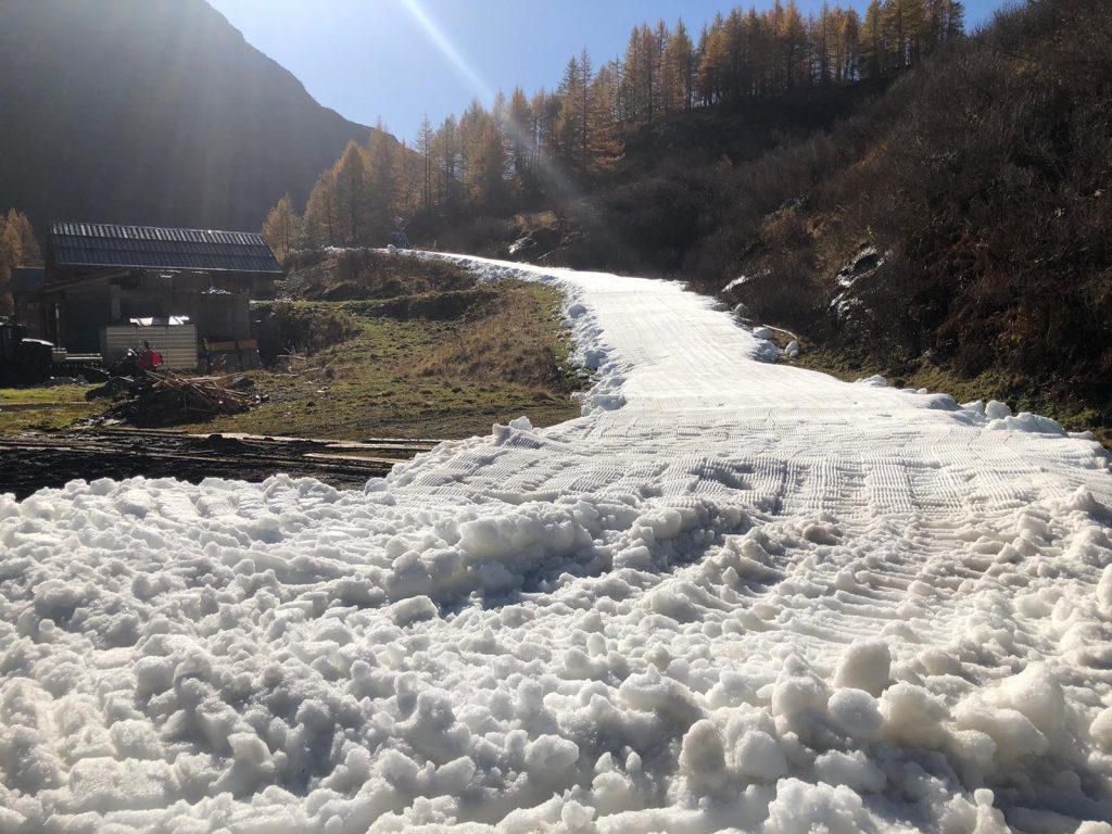 Preparazione della pista di sci di fondo a Riale, alta Val Formazza