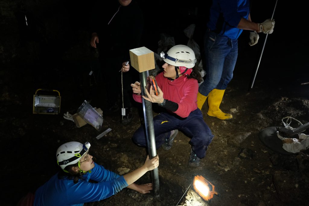 Inizio del carotaggio dei sedimenti olocenici con Mara Bortolini - Foto Massimo Arvali