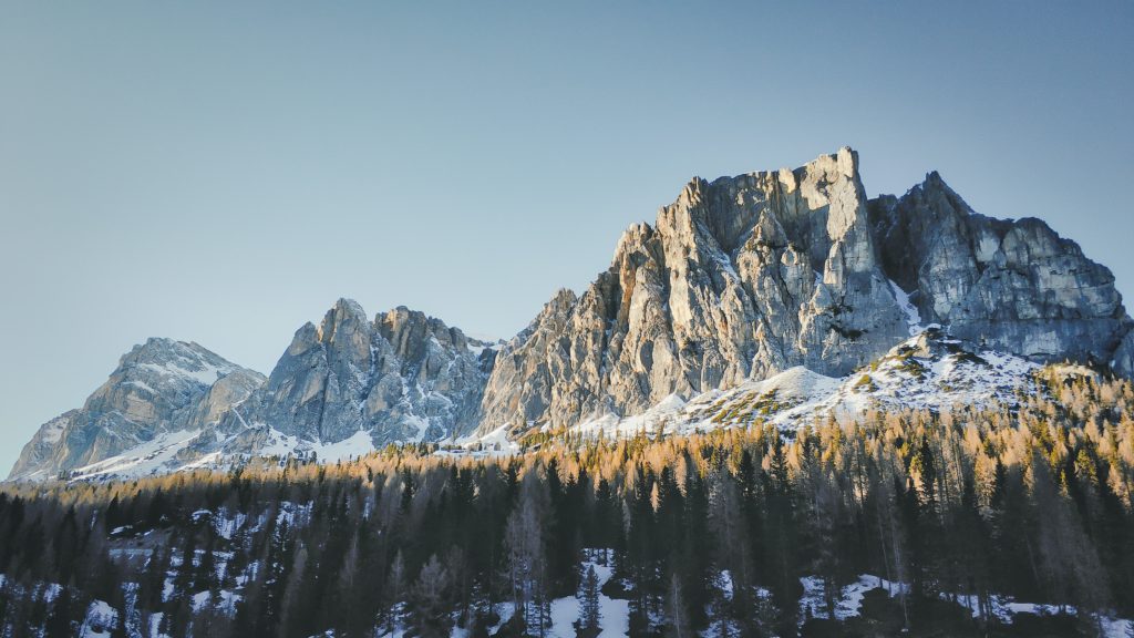 Cortina - Foto Unsplash @Krisztian Korhetz