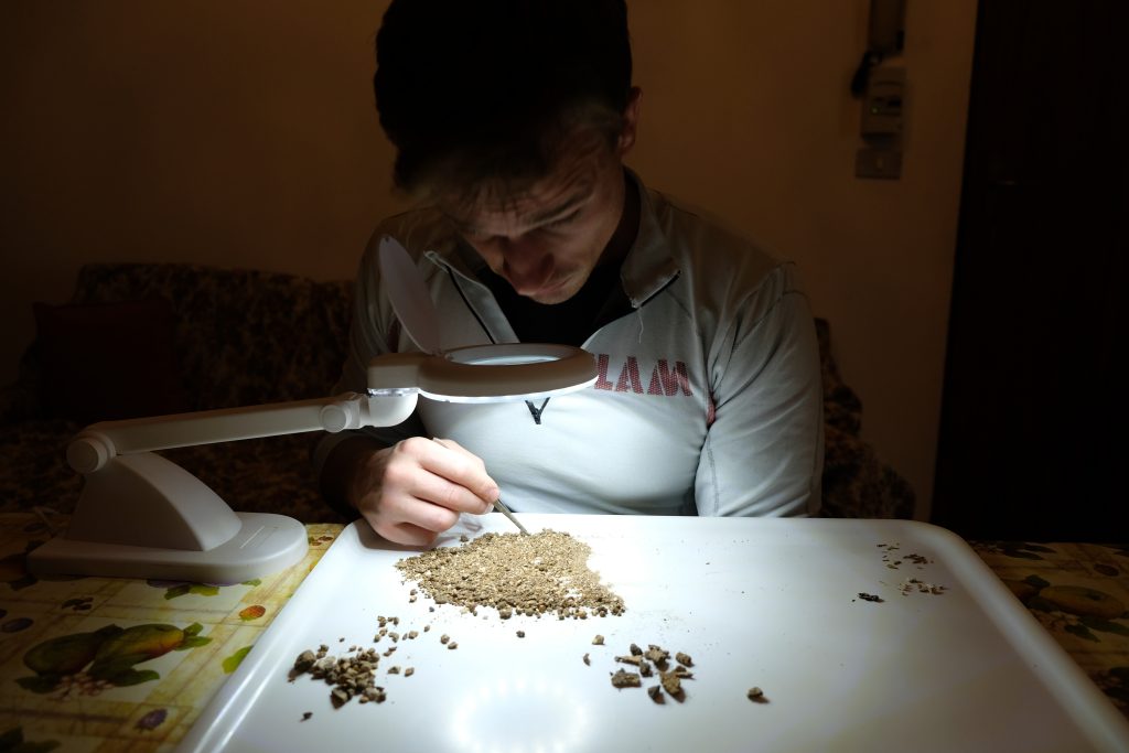 Vagliatura del materiale di scavo - Foto Massimo Arvali