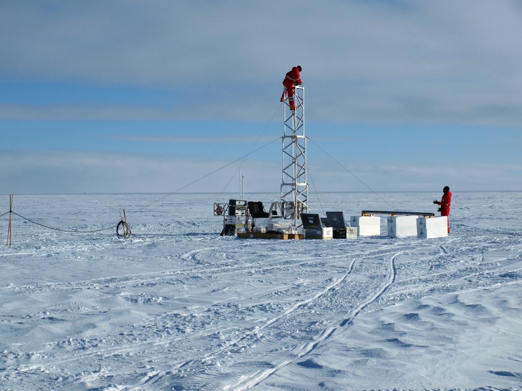 Estrazione di una carota di ghiaccio in Artico