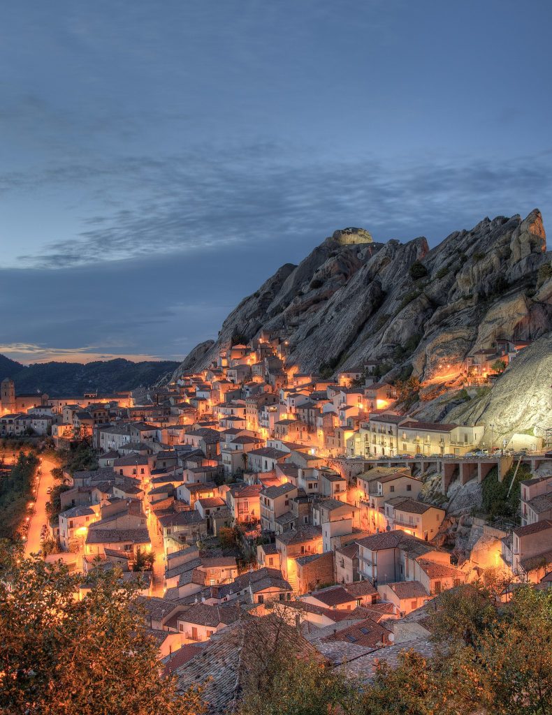 Pietrapertosa in notturna - Foto Wikimedia Commons @Pepp-ricci