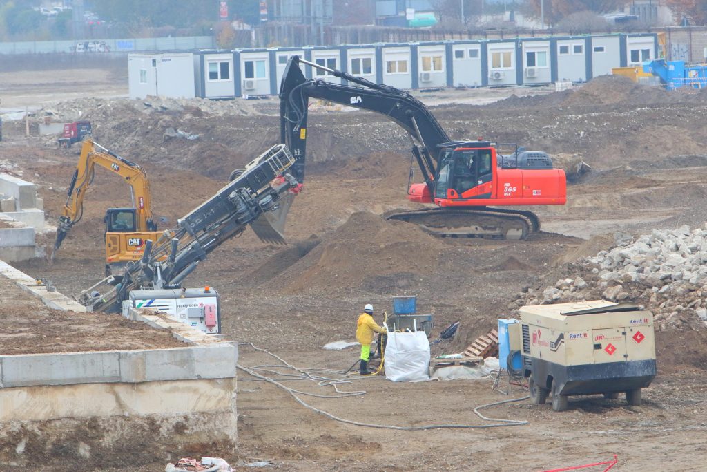 Cantiere del villaggio olimpico a Milano - Foto ANSA / PAOLO SALMOIRAGO