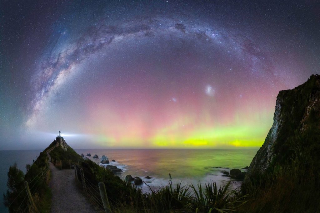 “Nugget Point Lighthouse Aurora”. Nugget Point Lighthouse, New Zealand. Foto Douglas Thorne 