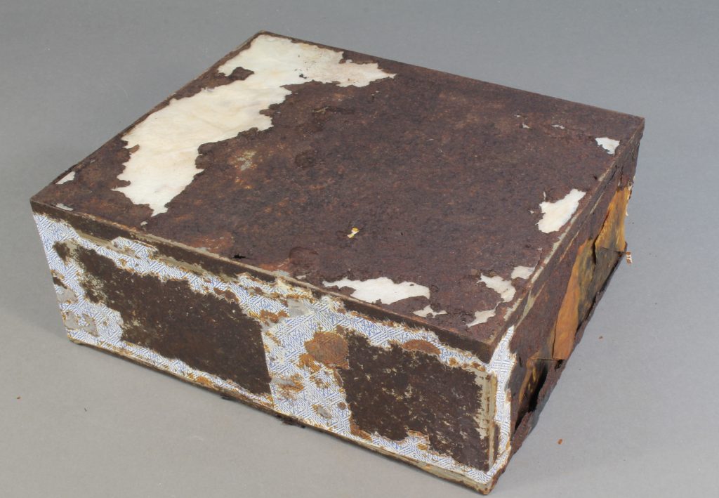 Il contenitore in metallo che conteneva la torta alla frutta dopo un trattamento di conservazione ©Antarctic Heritage Trust