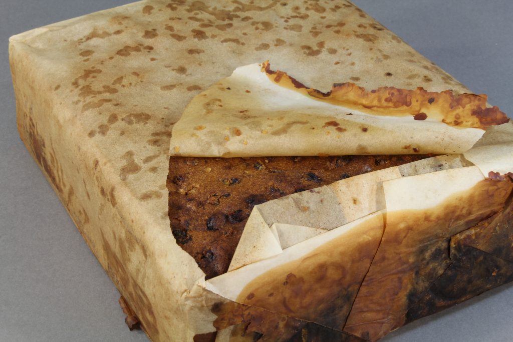 Una torta alla frutta Huntley & Palmer’s avvolta nella carta, trovata a Cape Adare ©Antarctic Heritage Trust