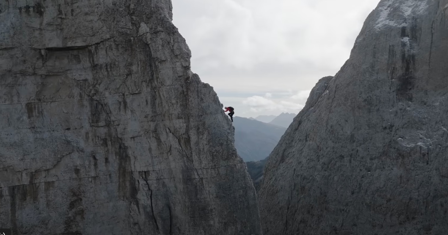 Marco Milanese in free solo e tuta alare sulle Torri del Vajolet Marco Milanese in free solo e tuta alare sulle Torri del Vajolet