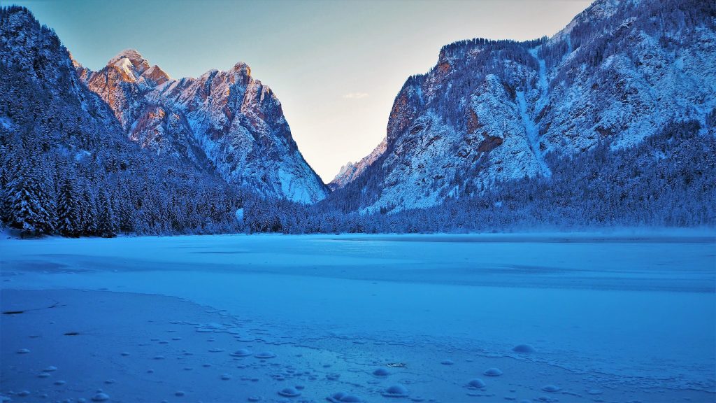 Il lago di Dobbiaco ricoperto di neve - Foto Unsplash @Dubravko Palic