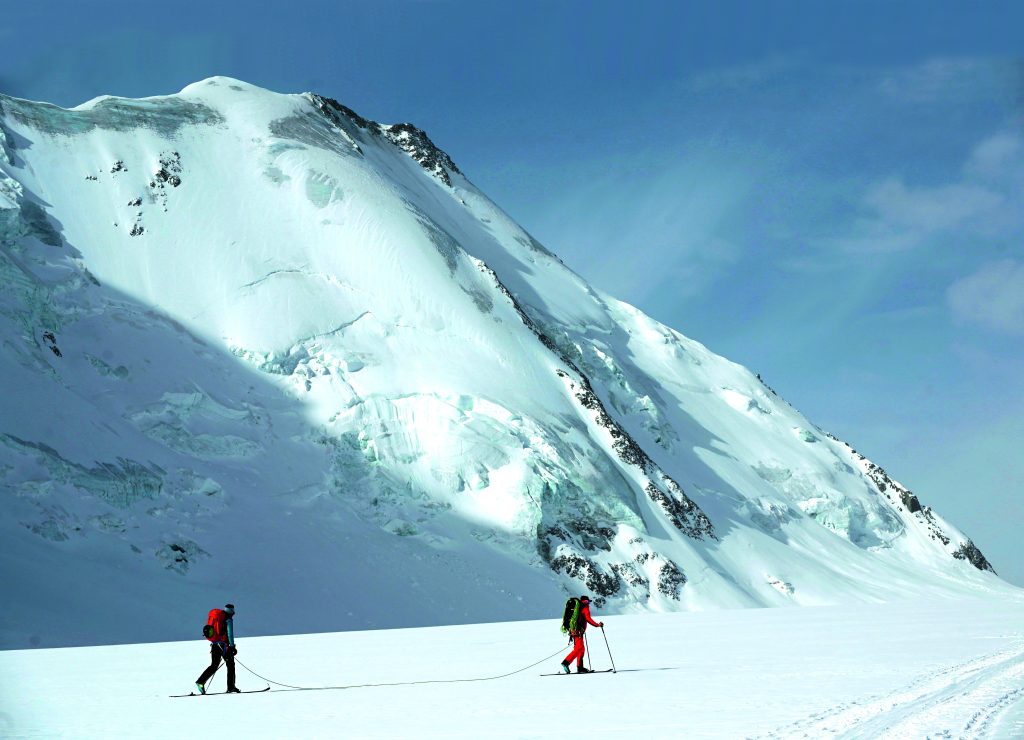 Un momento durante la salita), valico che collega l’area dei ghiacciai con la Lötschental. Foto Umberto Isman