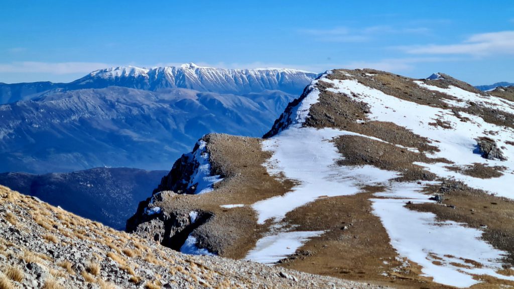 30 dicembre 2022, la cresta sommitale del Sirente e la Maiella senza neve