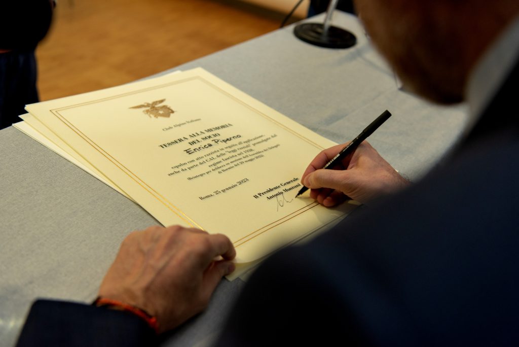 Antonio Montani firma una delle tessere alla memoria, foto di Lucio Virzì