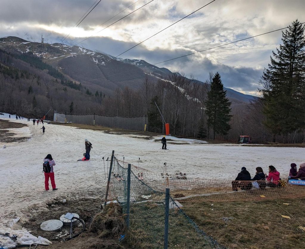 Gli impianti del comprensorio del Cimone senza neve, 03 gennaio 2023. Foto ANSA