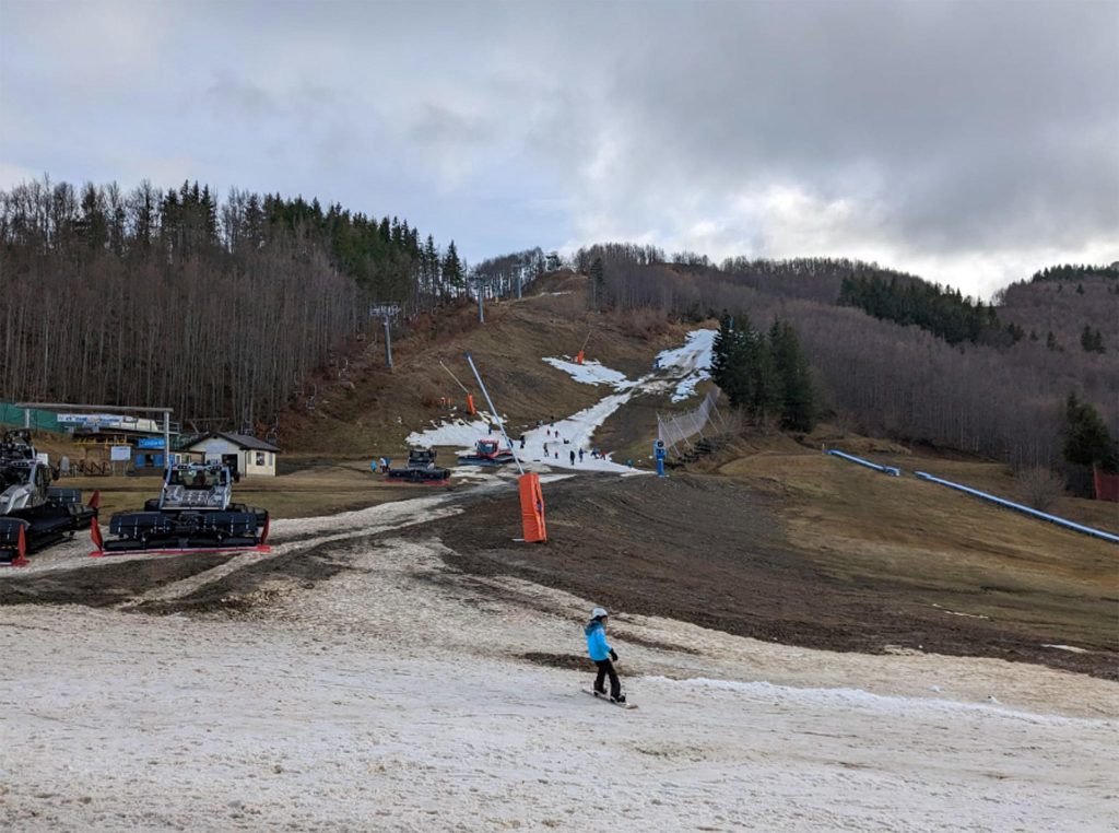 Gli impianti del comprensorio del Cimone senza neve, 03 gennaio 2023. In Emilia-Romagna, quasi tutte le piste sono rimaste chiuse (al comprensorio del Cimone, nell
