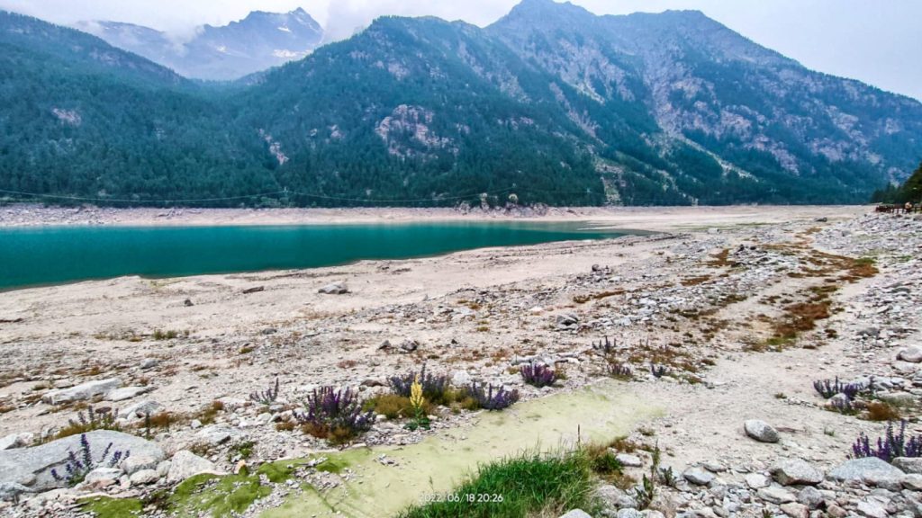 Il lago di Ceresole con poca acqua a causa della siccità, Ceresole Reale, Torino, 19 giugno 2022. ANSA/JESSICA PASQUALON