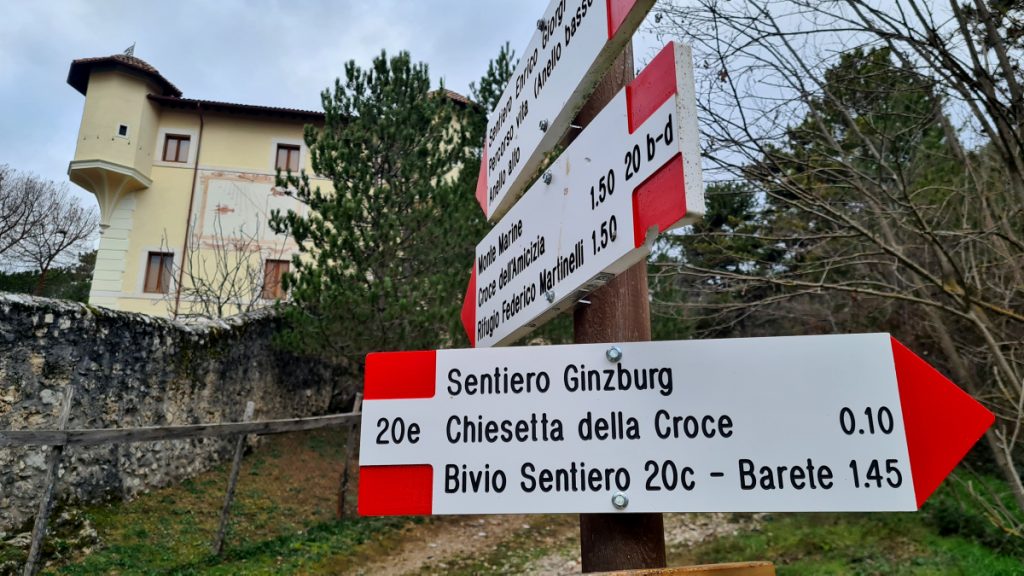 Il castello Dragonetti-De Torres e il Sentiero Ginzburg