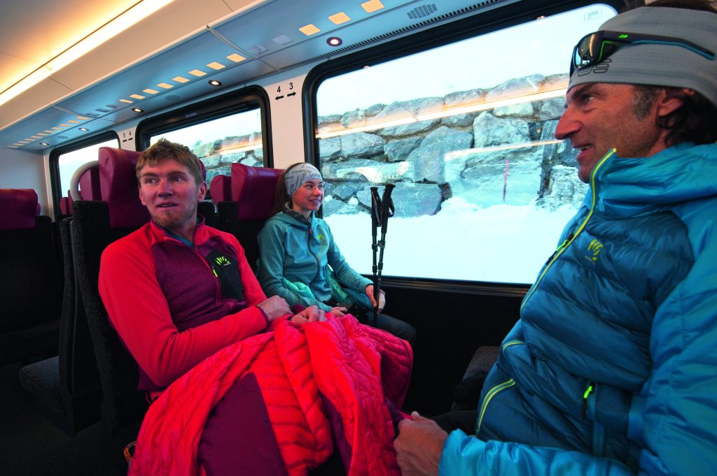 I protagonisti della traversata, a bordo dello storico trenino della Jungfraubahn: Denis Trento (in rosso), Andrea Peron e Nadine Grossnicklaus, tutti atleti della Karpos. Foto Umberto Isman