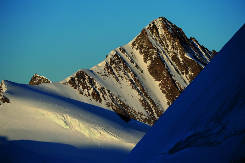 Il Grosses Fiescherhorn (4049 m) ripreso dalla Mönchsjochhütte. Foto Umberto Isman