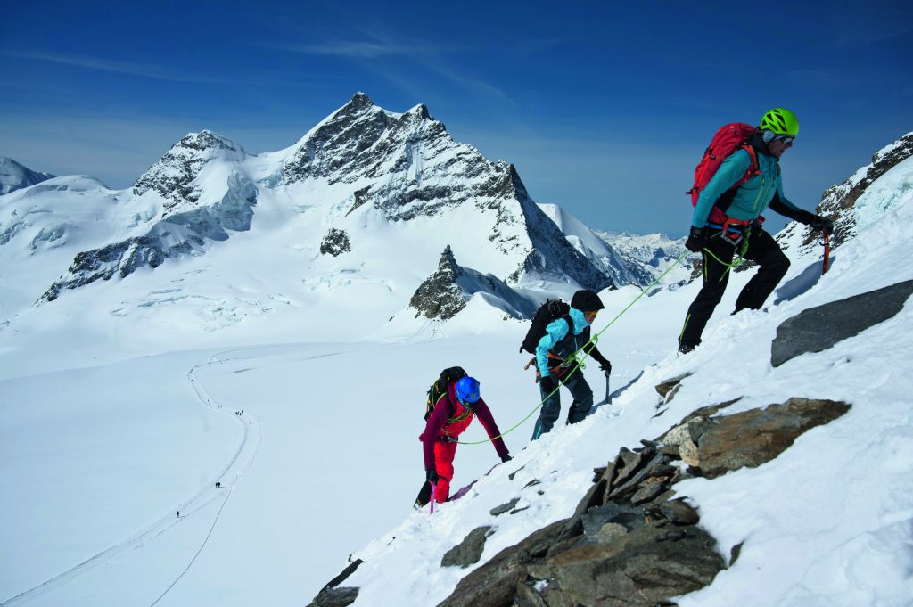 In salita lungo la cresta sudest del Mönch (4110 m). Sullo sfondo, la cupola- osservatorio dello Jungfraujoch e il versante meridionale della Jungfrau (4158 m). Foto Umberto Isman