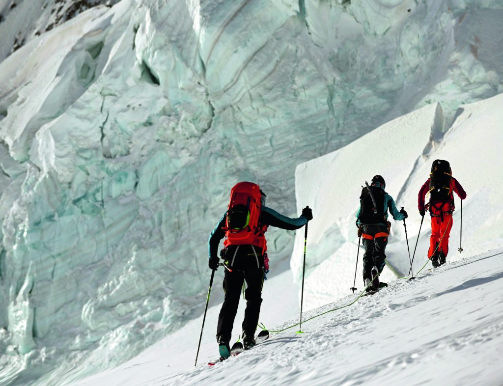 Si procede in conserva, tra le grandi seraccate che portano al Louwihorn (3776 m). Foto Umberto Isman