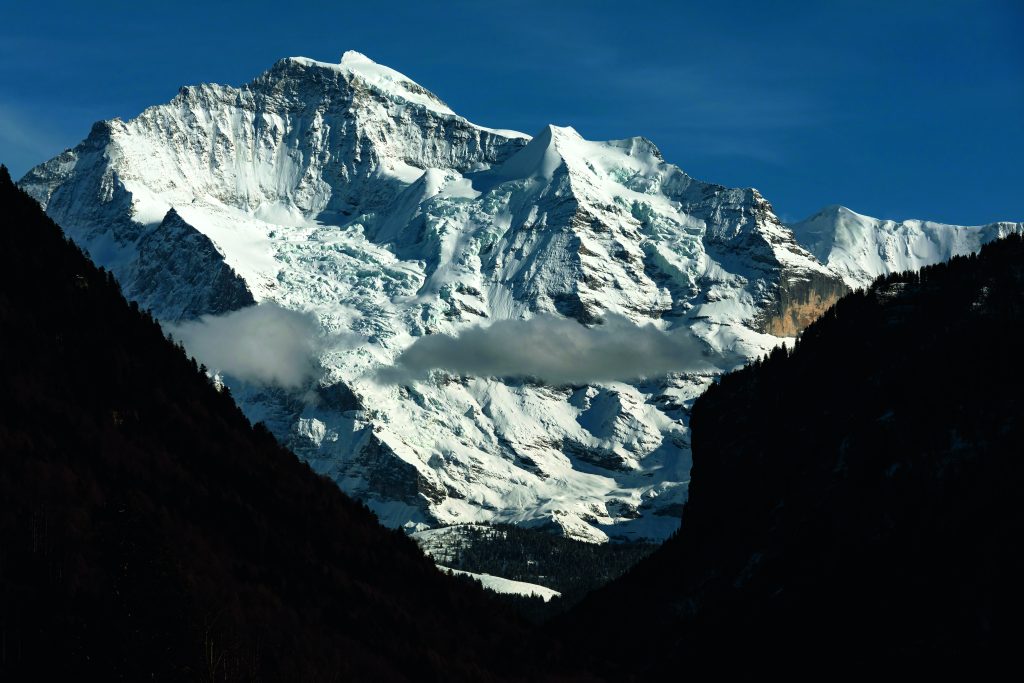  La massiccia piramide della Jungfrau (4158 m) si affaccia da un intaglio della valle:
è la classica visione dai prati di Höhematte, a Interlaken.