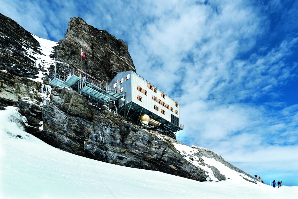 La Mönchsjochhütte (3657 m), rifugio
da dove parte la maggioranza delle cordate verso la Jungfrau. 