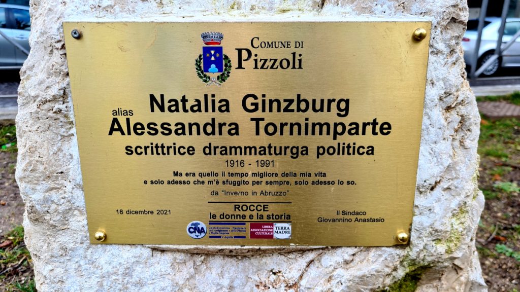 Pizzoli, la targa che ricorda Natalia Ginzburg