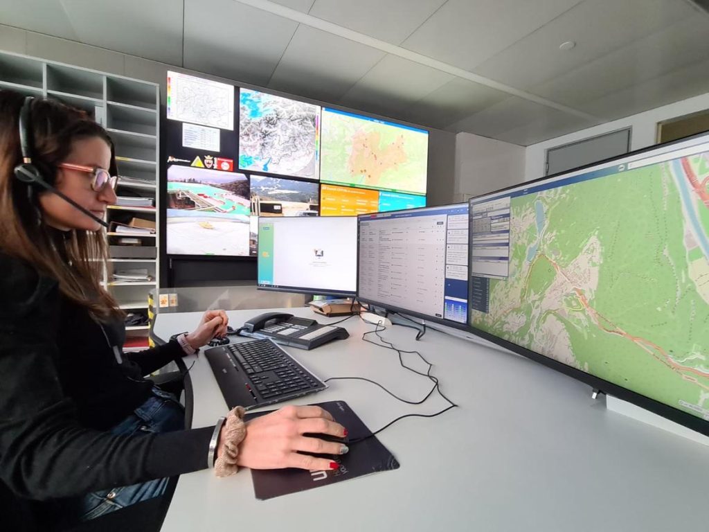 Una operatrice della Centrale unica di emergenza - Foto Archivio Ufficio Stampa PAT