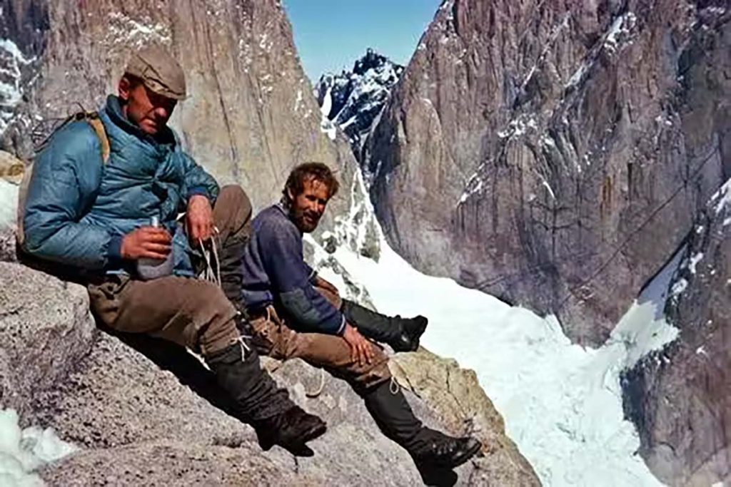 Whillans e Bonington ai piedi della torre Centrale, foto SummitPost