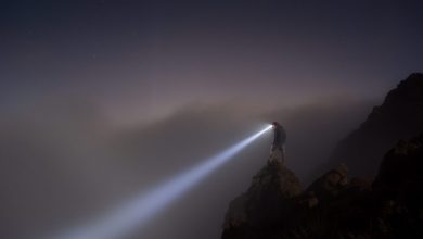 Photo of Come usare la lampada frontale per chiedere aiuto in montagna di notte