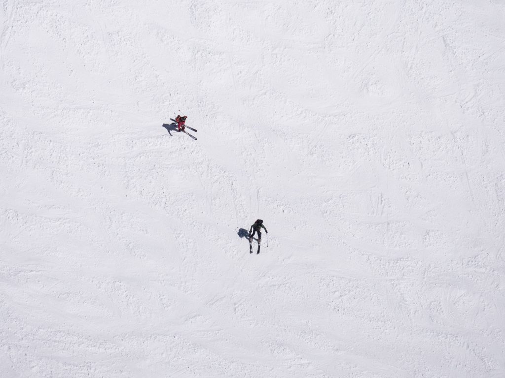 Sciatori - Foto Unsplash @Krzystztof Kowalik