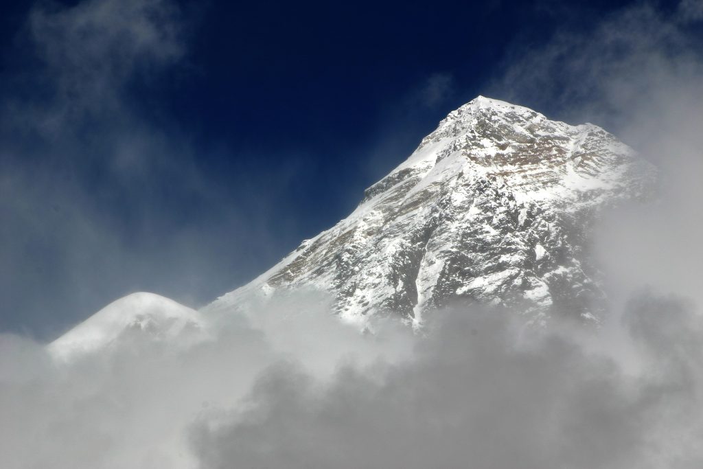 La vetta dell'Everest tra le nubi - Foto Wikimedia Commons @Gozitano
