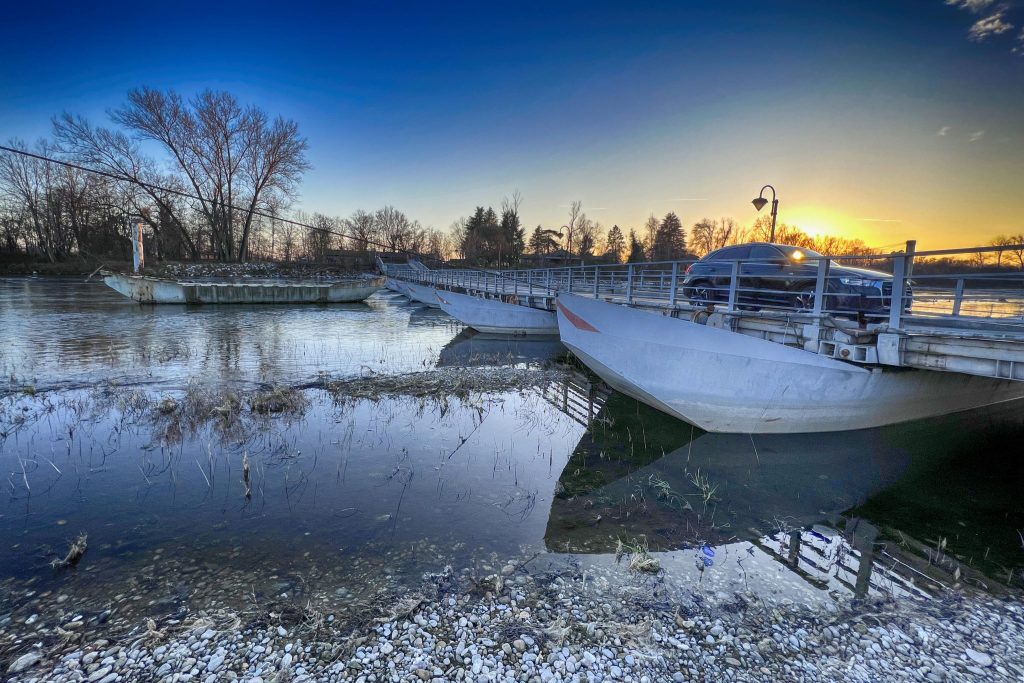 Il ponte di barche sul Fiume Ticino a Bereguardo in provincia di Pavia nella giornata di Domenica 19 Febbraio. Foto ANSA/PIERPAOLO FERRERI