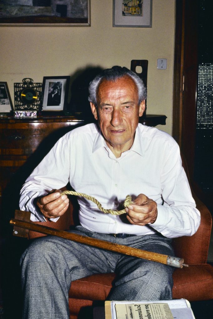 Felice Benuzzi nel 1987, con una piccozza e un pezzo di corda fabbricati nel Camp 354