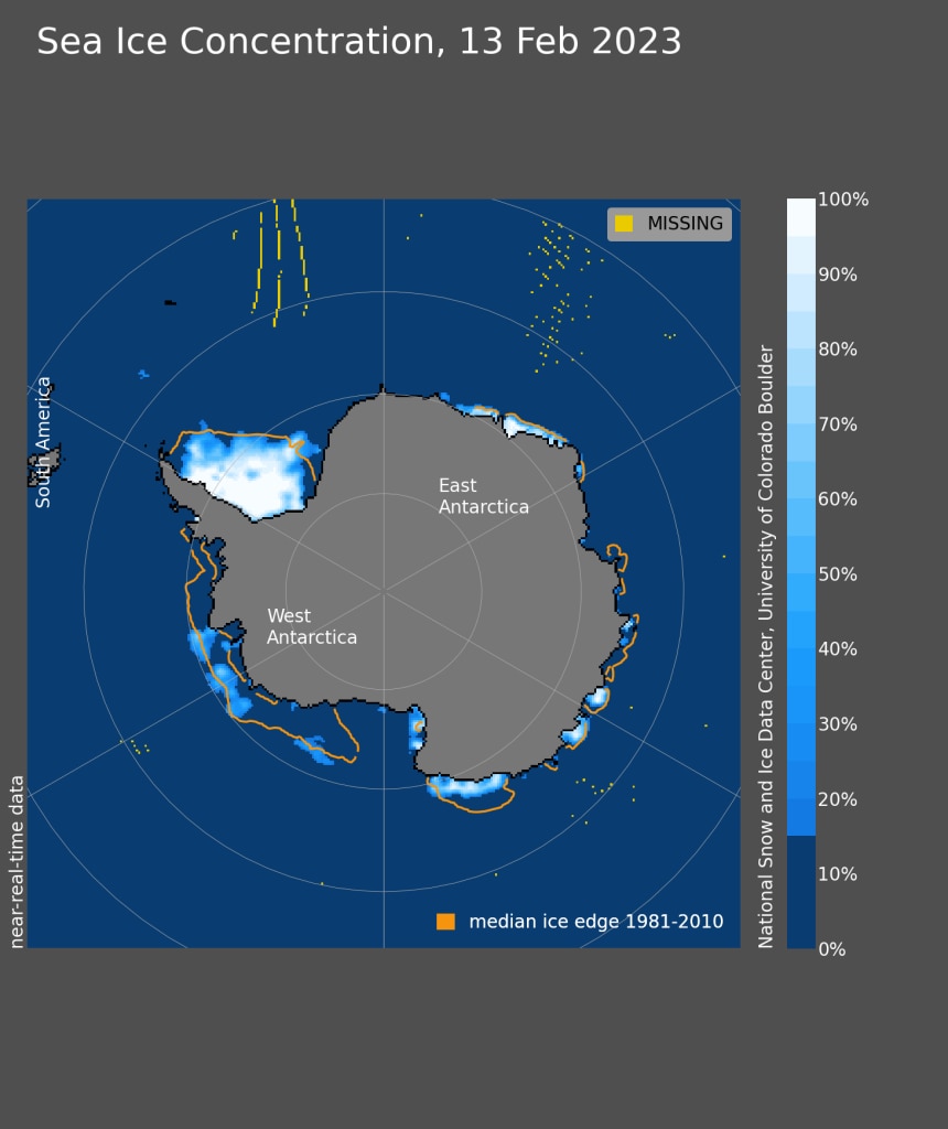 Questa mappa dell'Antartide mostra molte aree basse di concentrazione di ghiaccio marino, raffigurate come blu più scuro, che circondano il continente. Non è da escludere che l'estensione diminuisca nei prossimi giorni o settimane. L'estensione del ghiaccio marino antartico per il 13 febbraio 2023 era di 1,91 milioni di chilometri quadrati (737.000 miglia quadrate). La linea arancione mostra l'estensione mediana dal 1981 al 2010 per quel giorno - Credit: National Snow and Ice Data Center