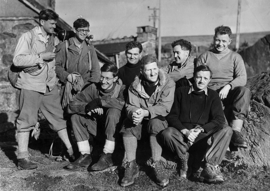 19 gennaio 1953 – I membri della spedizione Britannica all’Everest sono in Snowdonia per testare le attrezzature prima della partenza. Da sinistra a destra in seconda fila, W. Noyce, M. Westmacott, T. D. Bourdillon, il maggiore Wylie e R. B. Evans. Prima fila: G. C. Band, il colonnello John Hunt (poi barone di Llanfair Waterdine) e A. Gregory. Foto Keystone/Getty Images